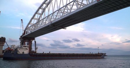 Под установленной аркой крымского моста прошло первое судно под российским флагом