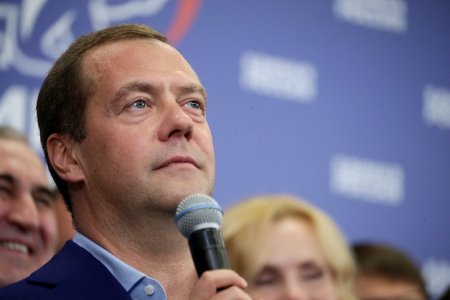 На выставке «Импортозамещение» Медведеву подарили российский смартфон