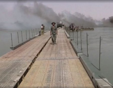 Российские военные инженеры навели понтонный мост через Евфрат юго-восточнее Дейр-эз-Зора - Военный Обозреватель