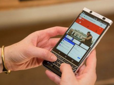 В России запустят продажу нового смартфона BlackBerry KEYone с клавиатурой