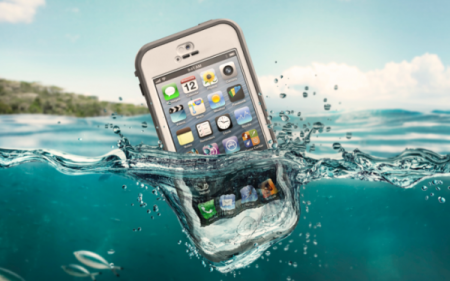 Эксперты: Упавший в воду телефон можно спасти