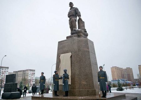 В Оренбурге открыли памятник погибшему в Сирии Герою России Александру Прох ...