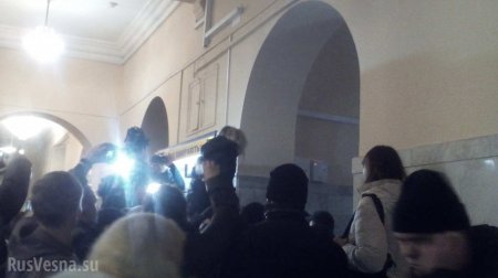 Протестующие ворвались в здание Киеврады, произошла потасовка с охраной и полицией (ФОТО, ВИДЕО)