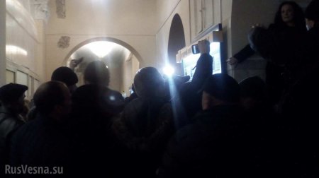 Протестующие ворвались в здание Киеврады, произошла потасовка с охраной и полицией (ФОТО, ВИДЕО)