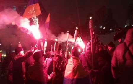 В Киеве митингующие забросали полицию дымовыми шашками
