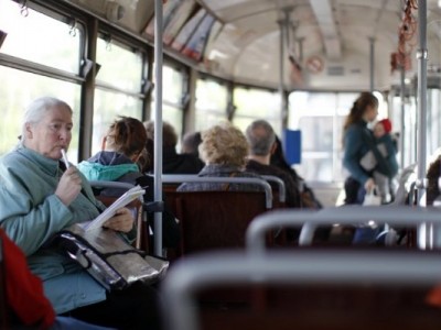 В новом году пенсионеры могут оформить социальные проездные билеты