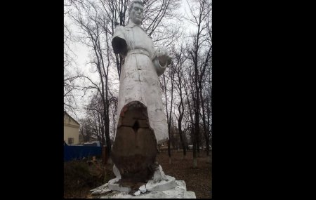 В Кировоградской области Украины вандалы повредили памятник советским солда ...
