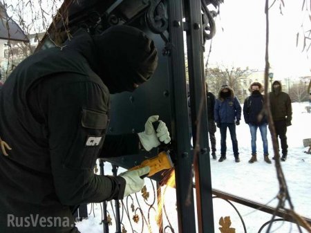Неонацисты попытались поджечь православный монастырь в Киеве (ФОТО, ВИДЕО)