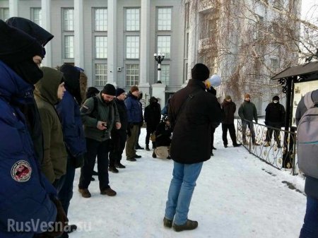 Неонацисты попытались поджечь православный монастырь в Киеве (ФОТО, ВИДЕО)