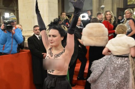 Активистка Femen, обнажившаяся перед Порошенко, прокомментировала слухи, чт ...