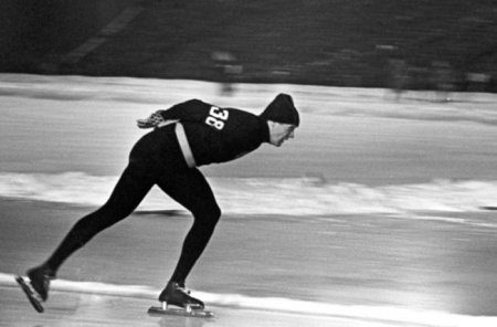 Конькобежец Виктор Косичкин в женских колготках и свитере, 1960 год, Скво–Велли, США