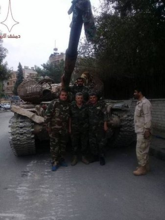 Сирийская армия начала бои за анклав "Исламского государства" на юге Дамаска