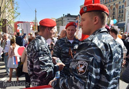 «1-й Украинский»: Экс-глава МВД Украины Захарченко принял участие в шествии «Бессмертного полка» в Москве (ФОТО)