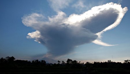 В Индонезии активировался вулкан Мерапи