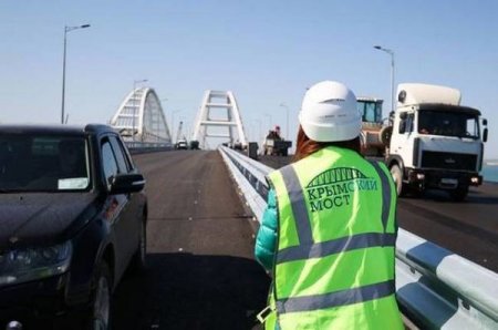 На Крымском мосту развернулся автомобильный поток