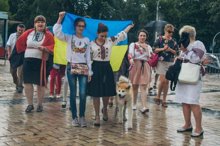 В Киеве под дождем прошел Мегамарш вышиванок