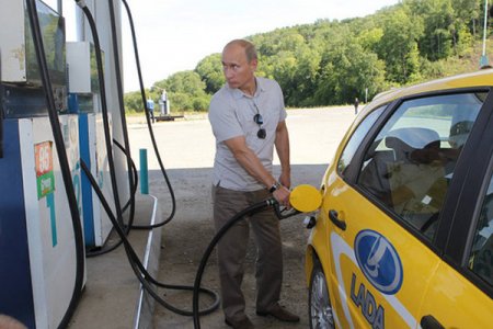 Социальная программа президента стартует: бензин упадет в цене