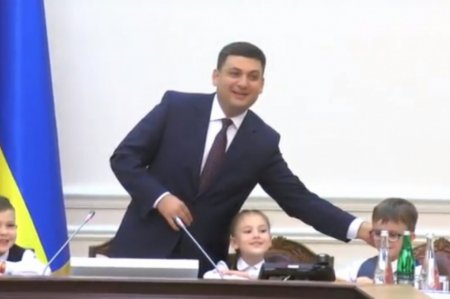 Украинские журналисты высмеяли Гройсмана, который привел детей на заседание ...