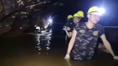 Первые кадры спасения школьников из пещеры в Таиланде