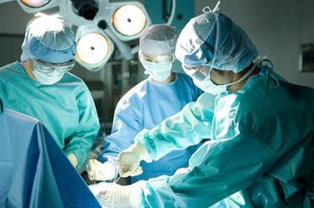 В Краснодаре хирурги удалили с шеи пациента опухоль размером с арбуз