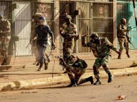 В столице Зимбабве армия открыла огонь по протестующим