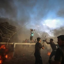 Палестинцы снесли забор на границе Израиля и сектора Газа