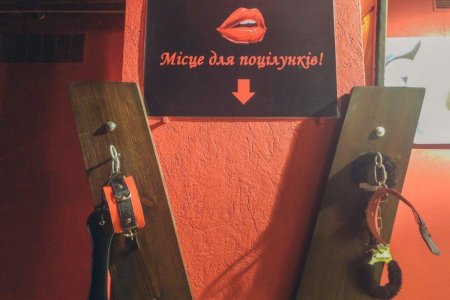 Круче Зарядья: В Киеве открылось кафе с резиновыми членами 18+