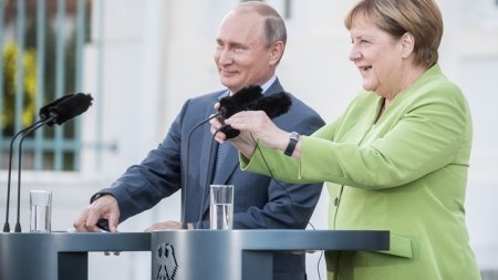 Политики в замке. Что обсудили Путин и Меркель