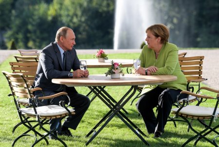 Политики в замке. Что обсудили Путин и Меркель
