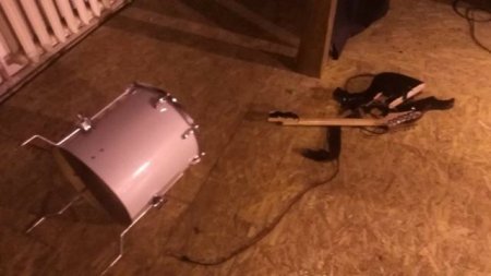 Боевики в балаклавах избили артистов и зрителей в оккупированном Мариуполе