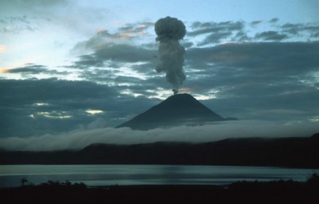 На Камчатке выбросил мощный столб пепла вулкан Карымский