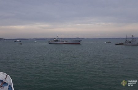 Корабли ВМС Украины впервые прошли под арками Крымского моста