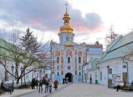 Киевляне собирают молебен в Печерской Лавре за возвращение горячей воды