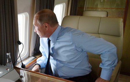 Песков рассказал, чем занимается Путин во время перелетов