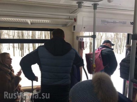 Люди выпрыгивали из поезда и бежали по сугробам: под Киевом сломалась распиаренная Порошенко электричка (ФОТО, ВИДЕО)