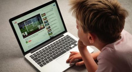 Учёные выяснили, почему YouTube забирает много времени у детей