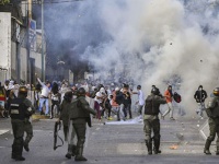 США призывают армию Венесуэлы перейти на сторону оппозиции и не отрицают ра ...