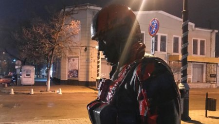 Пьяный вандал осквернил памятник "вежливым людям" в Симферополе