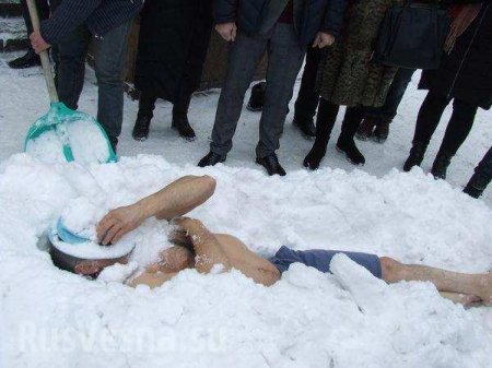 Какая страна — такие и рекорды: украинец голым пролежал под снегом 20 минут (ФОТО, ВИДЕО)