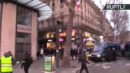 «Жёлтые жилеты» вышли на акцию протеста в Париже