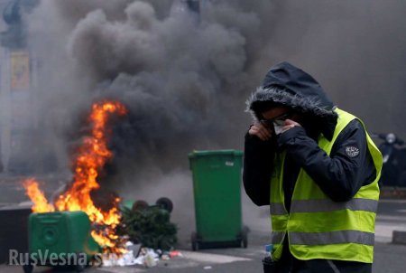 Протесты во Франции: демонстранту оторвало руку взрывом, в полицию полетели камни (ВИДЕО 18+)