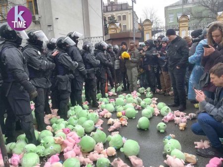 Предвыборный треш: Порошенко атакуют розовые свиньи (ФОТО, ВИДЕО)