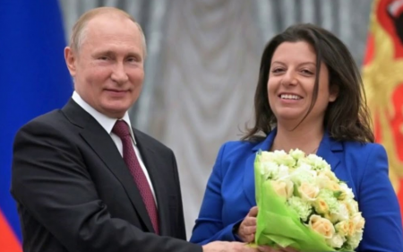 «Тебе нельзя»: в Сеть попало необычное видео Путина и беременной