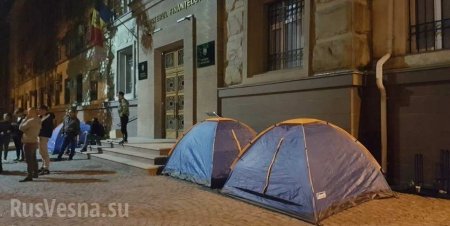 Ночью неизвестные заблокировали парламент и министерства в Кишинёве (ФОТО, ВИДЕО)