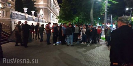Ночью неизвестные заблокировали парламент и министерства в Кишинёве (ФОТО, ВИДЕО)