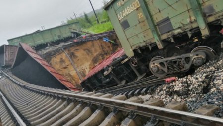 В Коми задержано движение поездов из-за схода вагонов с углем