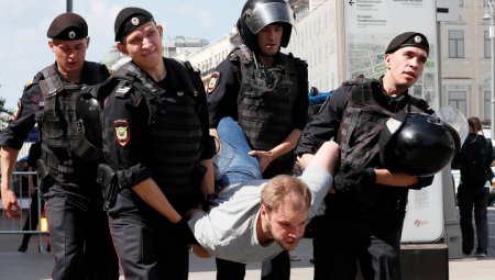 Участники незаконной акции в Москве распылили газ. Задержаны 295 человек