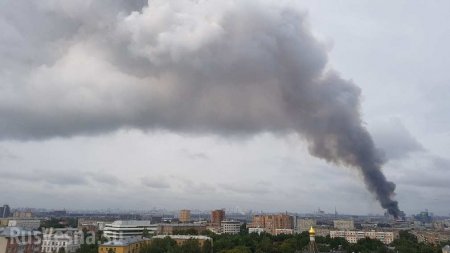 Сильный пожар в Москве, рухнувшими перекрытиями завалило пожарного (ФОТО, ВИДЕО)