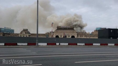 Сильный пожар в Москве, рухнувшими перекрытиями завалило пожарного (ФОТО, ВИДЕО)