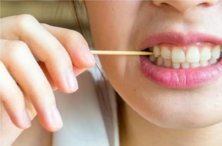 Удаляет пищу, вызывает стоматит: Стоматологи призвали отказаться от зубочисток